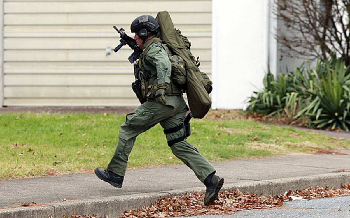Three episodes of shootings and siege: three different reactions