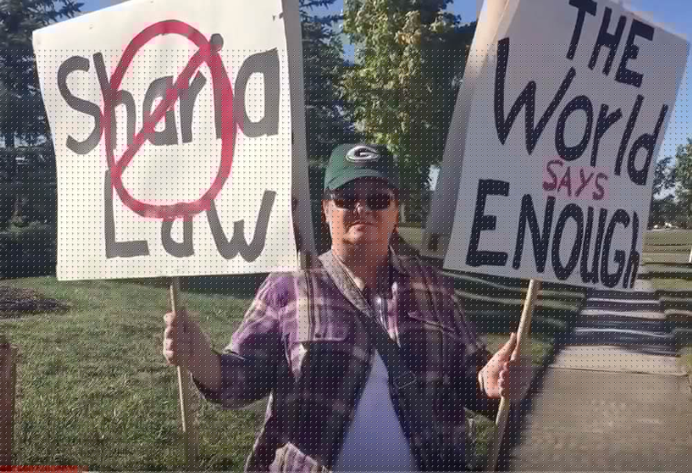 Anti-Muslim protest ends in a hug