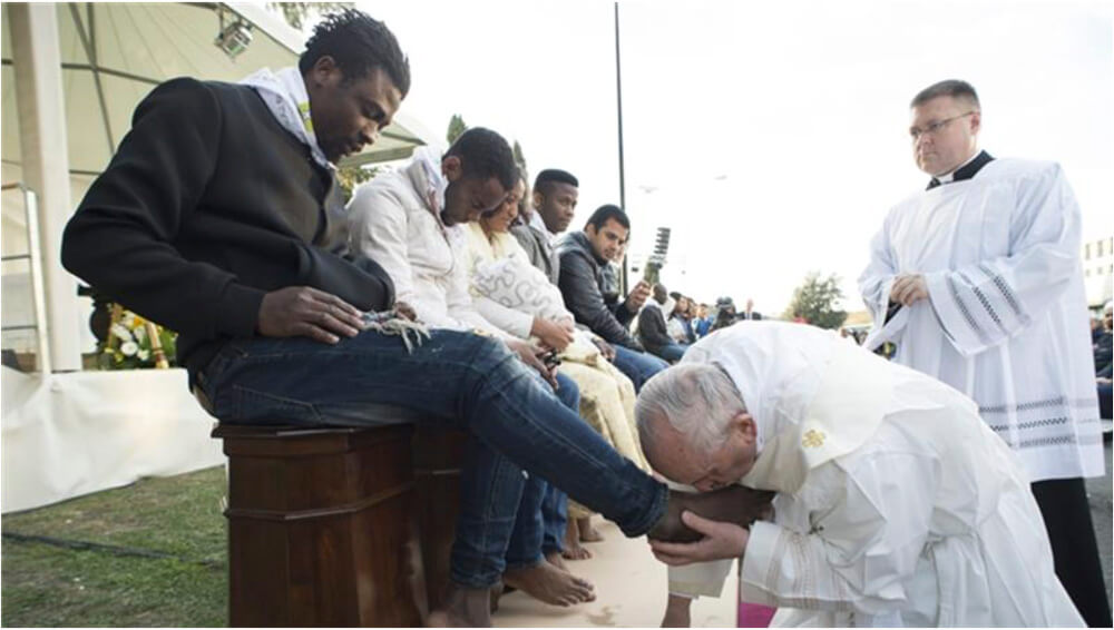 Pope Francis washes feet of Syrian Refugees