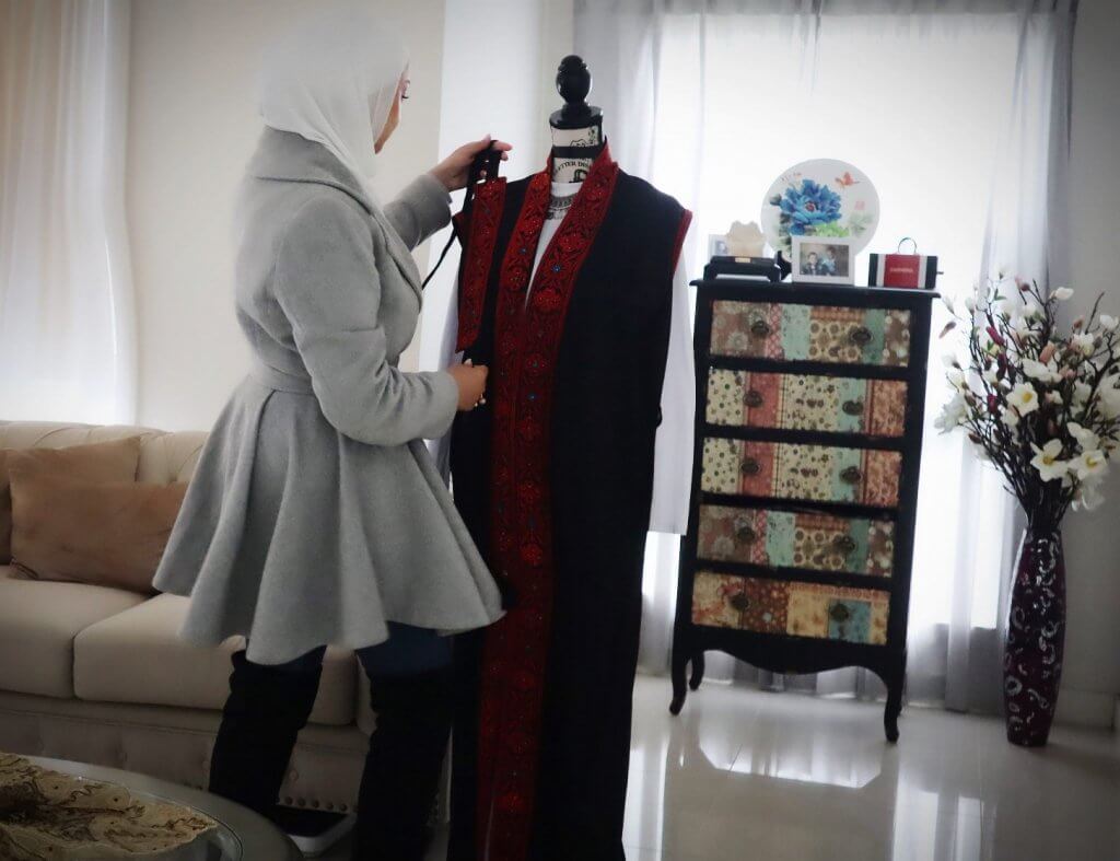 Fashion designer and stylist Ruru Al Saraireh helps Hiiabis style their outfits in an elegant and modern way.