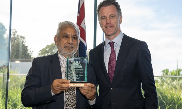 Abbas Alvi wins Community Service Award